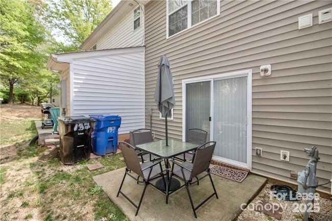 Building Photo - 137 Lynch Cir