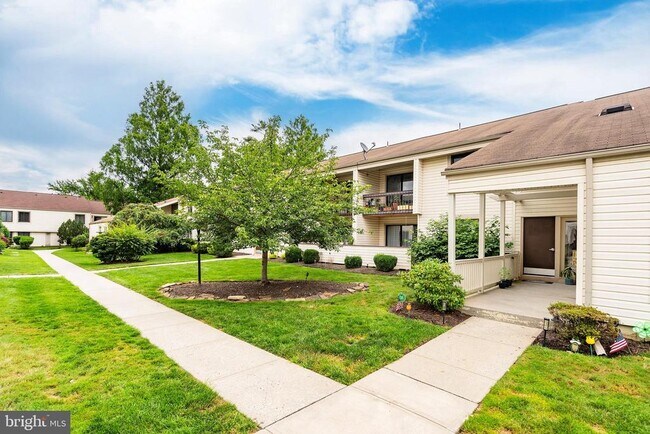 Building Photo - 10 Avon Dr