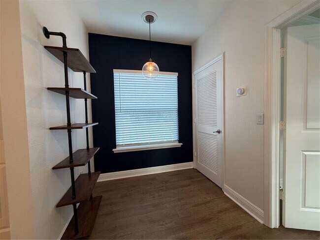 Building Photo - 1736 W Walnut St