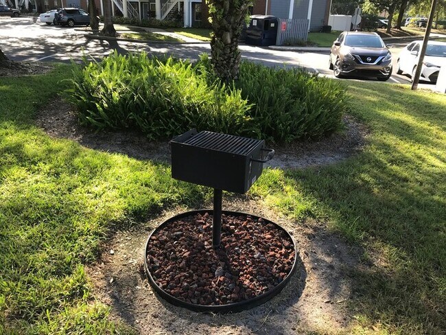 Building Photo - Convenient 2/2 Orlando Condo – Water & Garbage Included!