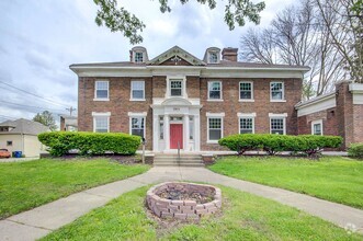 Building Photo - 4 Bed Stately Home