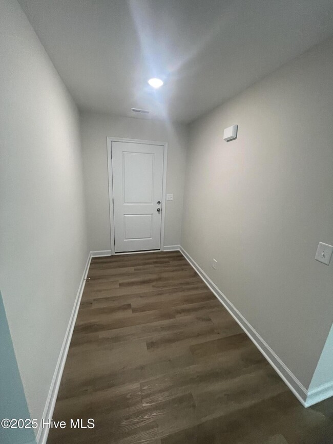 Building Photo - 618 Walnut Dr