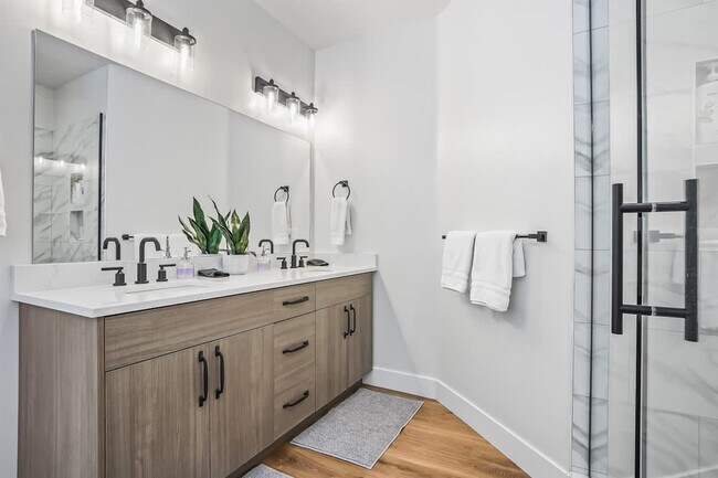 Building Photo - 1013 Yew Wood St