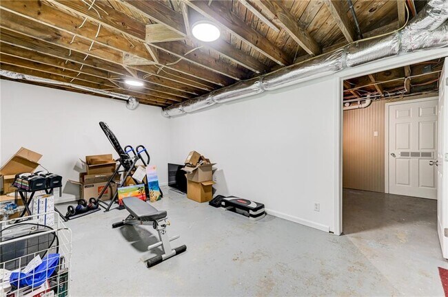 Building Photo - 2423 Woodacres Rd NE