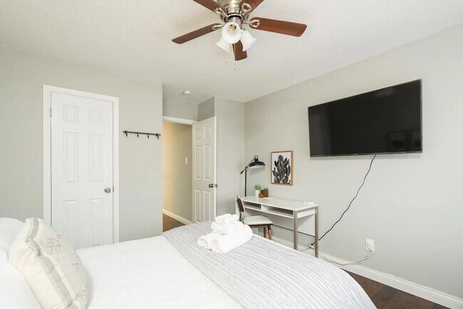 Building Photo - 2000 Quiet Stream Dr