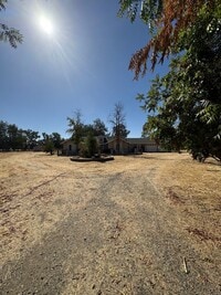 Building Photo - 3 Bed, 3 Bath Country Home with Pool