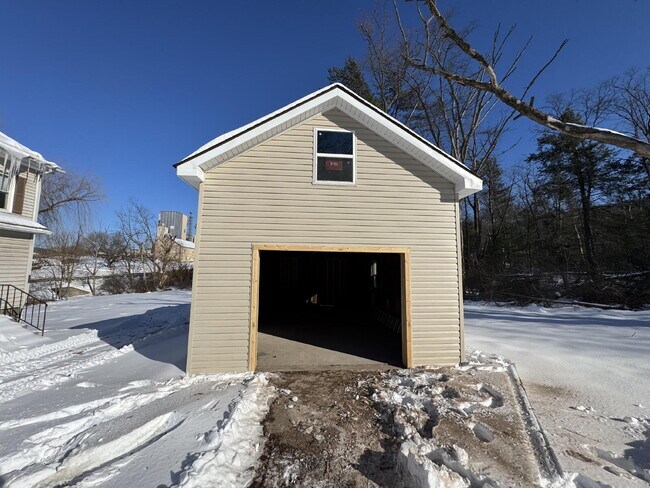 Building Photo - "Charming 3-Bed Home with Full Bath in Serene Spring Glen!"