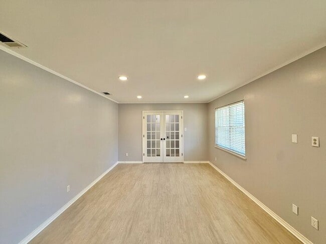 Building Photo - Charming 3-Bedroom Home! Tour Today!