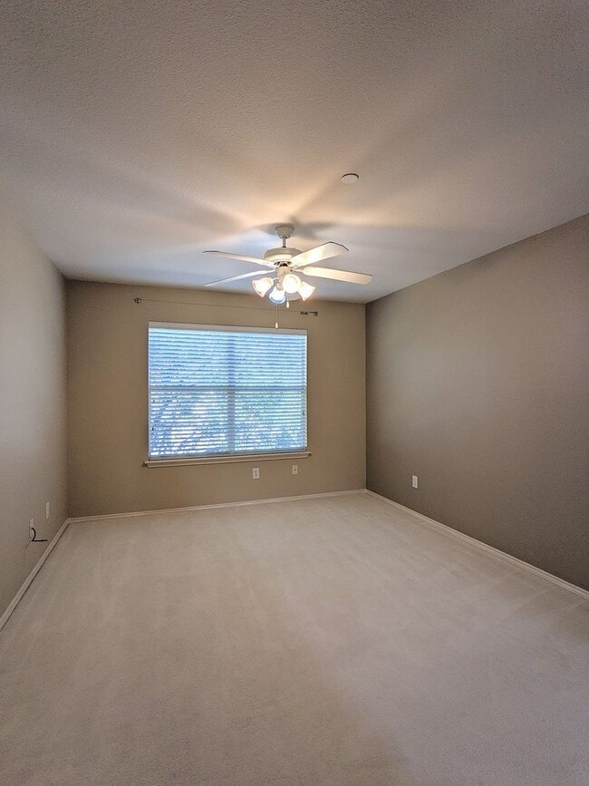 Building Photo - Lovely townhome