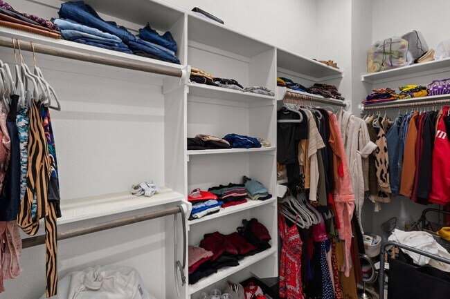 Building Photo - 517 Schweikhardt St