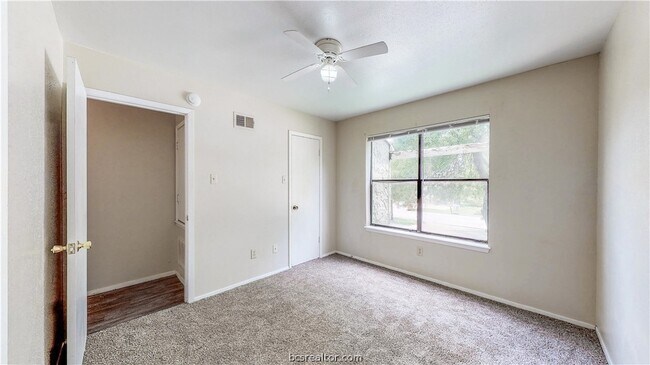 Building Photo - 303 Manuel Dr