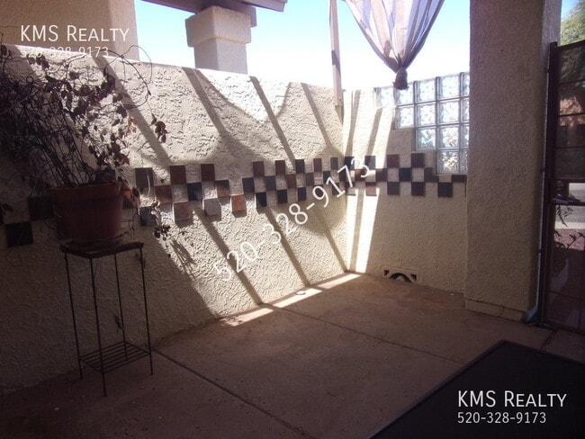 Building Photo - 3 Bedroom 2 Bath- 10048 E Desert Aire Driv...