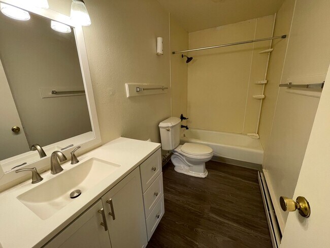 Building Photo - 736 37th Ave