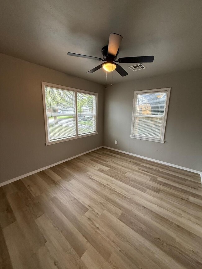 Building Photo - Available NOW! 2 Bed Plus Bonus Room 1 Bat...