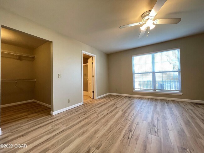 Building Photo - 913 Briarview Dr