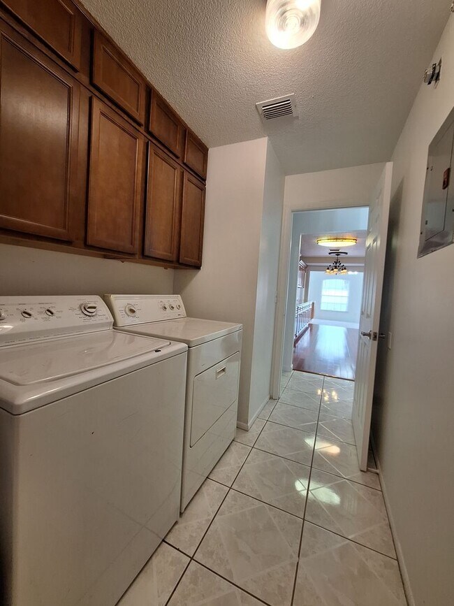 Building Photo - Spacious 4-Bed, 3-Bath Belle Isle Home wit...