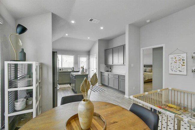 Building Photo - 121 Crescent St