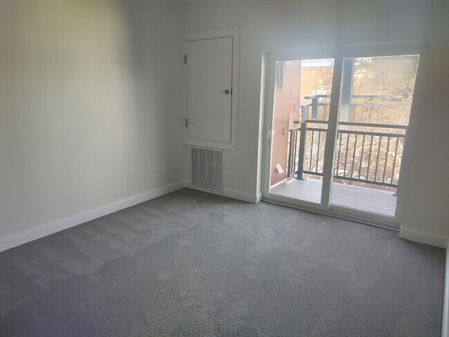 Building Photo - 10 Franklin Ave