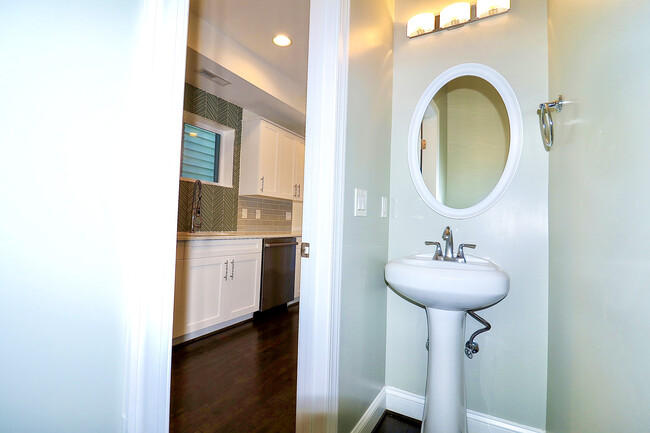 Powder room - 1110 K St NE