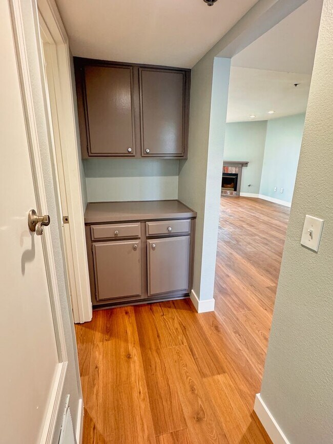Building Photo - Well Kept 2BD Condo with Sunset Views