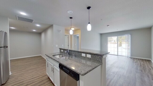 Building Photo - Condo Style Lower 2 Bedroom 2 Bathroom plus Den Apartment