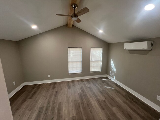 Building Photo - Newly Remodeled 1 bedroom home!!