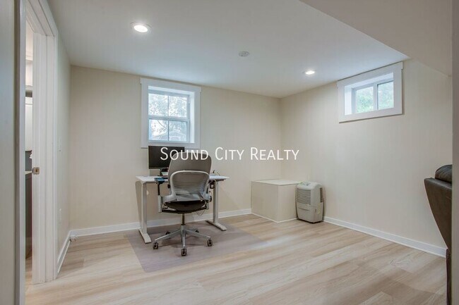 Building Photo - 2929 Emery Dr