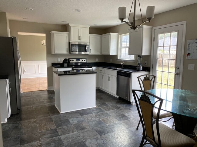 Building Photo - Coming soon  3 Bed 3 Bath Pet Friendly Home in Midway.