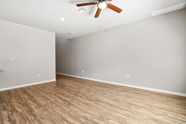Building Photo - 516 E Slaughter Ln