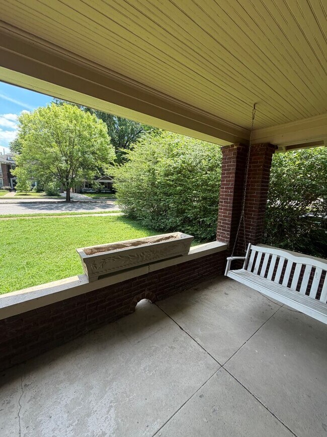 Building Photo - Charming Midtown Memphis Home Near Rhodes College