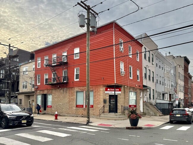 Building Photo - 331 4th St