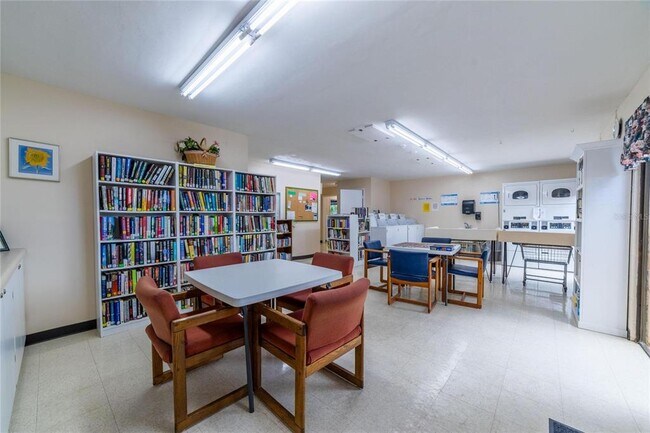 Building Photo - 4112 Hampton Dr