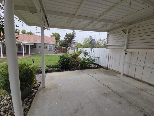 Building Photo - Elegant home with classic charm