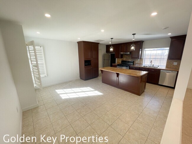 Building Photo - Nicely renovate corner property with a pool!