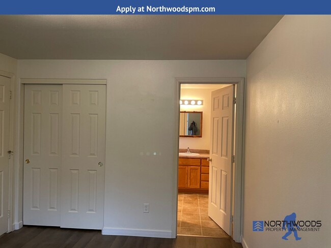 Building Photo - Very Nice 2 Bedroom 2 Bath Upstairs Apartm...