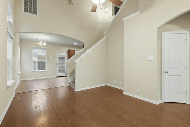 Building Photo - 930 Alamo Plaza Dr