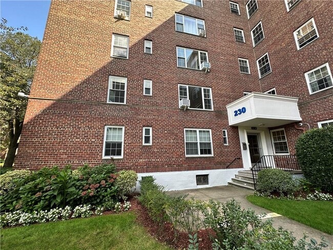 Building Photo - 230 Pelham Rd