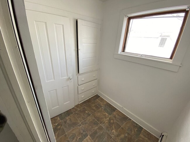 Building Photo - 3 Bedroom house available now!