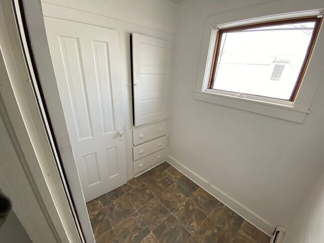 Building Photo - Single Family 3 Bedroom