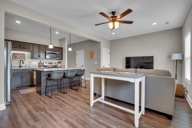 Building Photo - Pet Friendly Two Bedroom!
