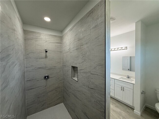 Building Photo - 1115 Cove St E