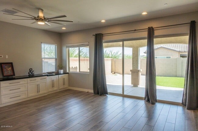 Building Photo - Gorgeous 4 Bed + den Single Level Home in gated community in North Peoria with RV Gate / BBQ!!