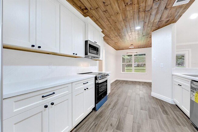 Building Photo - 14090 Waterview Dr
