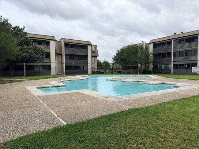 Building Photo - 3045 Walnut Bend Ln