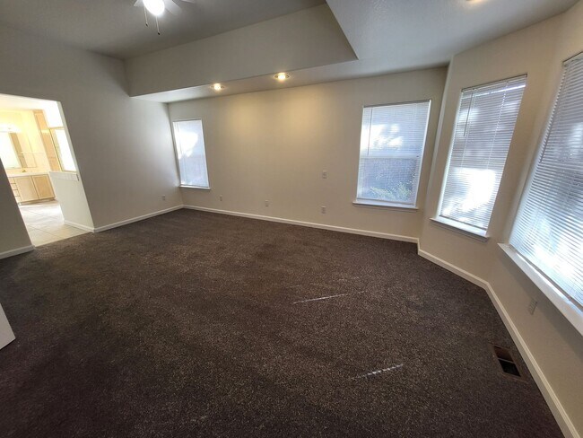 Building Photo - 2121 Courtside Dr- Spacious House now available in the Silver Oak Community!