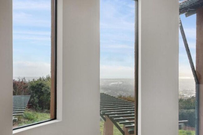 Building Photo - Luxury Living Above The Bay -- Iconic views!