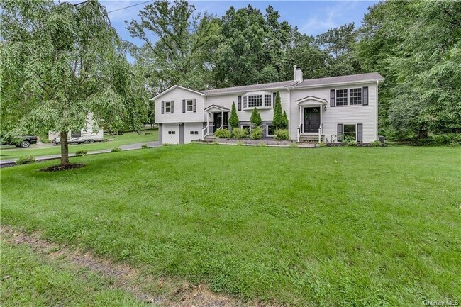 Building Photo - 8 Montfort Woods Rd