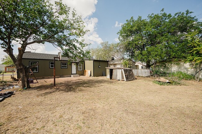 Building Photo - 3106 Eisenhower Rd