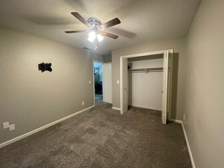 Building Photo - 8733 Hanover Dr