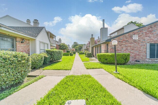 Building Photo - 9345 Westwood Village Dr